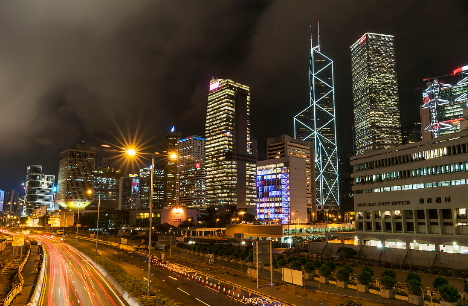不在香港常住，是否可以申請香港永居？